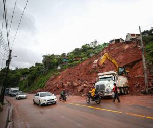 La maquinaria sigue realizando los trabajos en la zona; están habilitados los dos carriles por lo que el tráfico en la zona es menor.