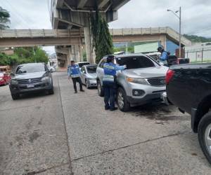 Los agentes de Tránsito se desplazan por la ciudad verificando que las vías estén libres, de lo contrario aplican las multas.