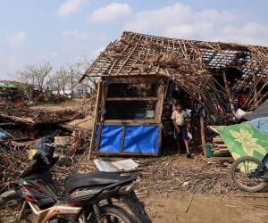 El ciclón Mocha dejó al menos 60 muertos a su paso por Birmania, informaron el martes dirigentes locales y medios estatales de este país del sudeste asiático, donde la población afectada empieza a reconstruir sus viviendas y aguarda la llegada de ayuda.