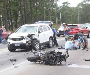 Dos jóvenes, identificados como Merlin y Carlos, fallecieron este lunes en un accidente vial en el kilómetro 35 de la carretera CA-5 Norte, cerca del desvío hacia la aldea Las Moras, en Zambrano.