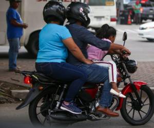 Es usual ver a niños viajando en una motocicleta, incluso a familias enteras, con pocas o inexistentes medidas de protección para prevenir un accidente en estos vehículos de dos ruedas. Conozca las alarmantes cifras en torno a este problema.