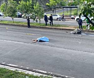 El cadáver de la joven quedó en medio de la calle.