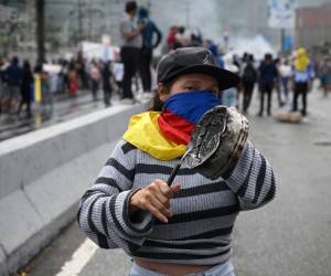 El eco de cacerolas retumba incesante desde los edificios en las calles de Caracas, en señal de descontento por los resultados de las elecciones en las que Nicolás Maduro obtuvo una victoria que la oposición tilda de fraude. Aquí las imágenes de las protestas que se viven este lunes en Venezuela.