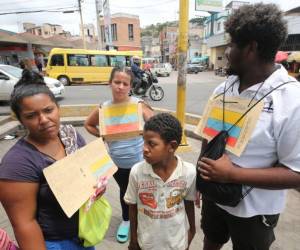 Migrantes tratando de conseguir dinero con la venta de dulces, para obtener recursos para poder seguir su camino.