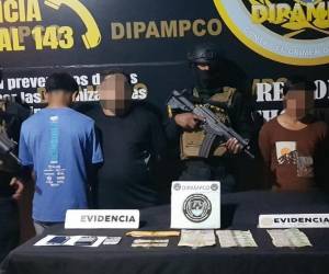 Los arrestados fueron identificados con los seudónimos de “Jhonny”, “El niño” y un menor de 15 años.