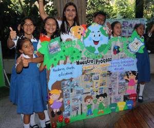 Lynda Marín, subgerente de Asuntos Corporativos Walmart junto a los niños del centro educativo Mélida Jesús Muñoz Jiménez.
