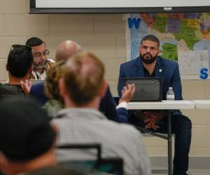 Pedro Matos, abogado, escucha una pregunta durante una sesión informativa sobre inmigración en el Centro Comunitario Hope en Apopka, Florida, el 16 de junio de 2023.