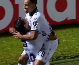 José Corena anotó un gol desde media cancha, anotando un magnífico gol para su equipo