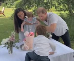 Archie se subió a la mesa para ayudar a su hermana a apagar las velas.