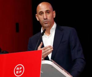 En esta imagen publicada por la Real Federación Española de Fútbol (RFEF) el 25 de agosto de 2023, el presidente de la RFEF, Luis Rubiales, pronuncia un discurso durante una asamblea general extraordinaria de la federación el 25 de agosto de 2023.