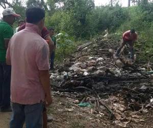 El lugar donde fue encontrado el cuerpo tenía señales de haber ardido en fuego; sin embargo, se lograba apreciar que al cadáver le habían cercenado la cabeza y brazo.