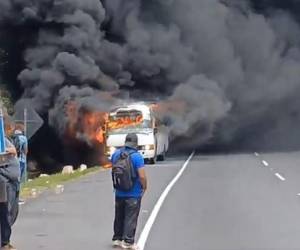 El bus quedó convertido en chatarra tras ser envuelto por las voraces llamas en la CA-5.