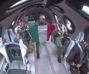 Una vez en ingravidez, se desplegó una bandera italiana en la cabina.