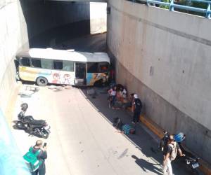 Un muerto y varios heridos tras caer bus rapidito de paso a desnivel en bulevar Suyapa