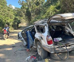 Así quedó el vehículo en el que se conducía la familia.