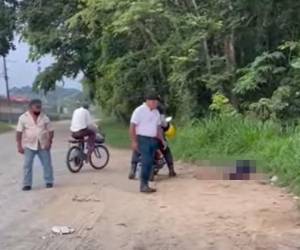 El cadáver, que viste un calzoneta y camisa negra.