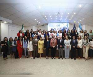 <i>Mujeres emprendedoras y autoridades presentes en el evento de lanzamiento del programa AWE en Tegucigalpa.</i>