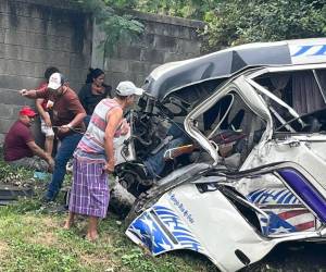 La parte frontal del bus quedó completamente destruida tras el impacto.