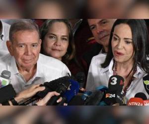 Delsa Solórzano, la exdiputada de la Asamblea Nacional de Venezuela junto al candidato de oposición Edmundo González Urrutia.