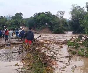 El colapso de puentes ha dejado incomunicados a los pobladores de diferentes localidades del departamento oriental de El Paraíso.