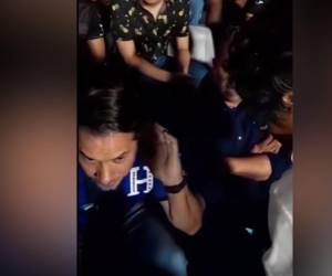 La agresión quedó grabada en video.