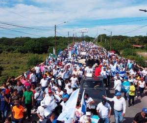 Una gran cantidad de personas se sumaron a la marcha convocada por la sociedad civil.