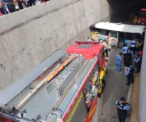 El autobús cayó en la parte baja del puente y provocó la muerte de una persona.