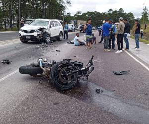 Los cuerpos de las víctimas quedaron en medio de la carretera.