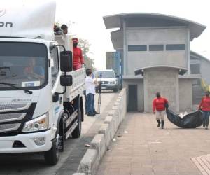 La UNAH realizó limpieza de toda la basura acumulada en las estructuras del trans-450 previo al inicio del período de clases.