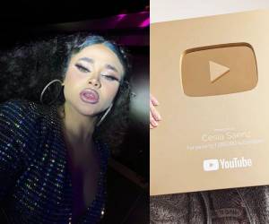 Cesia Sáenz fue reconocida con la placa de YouTube.