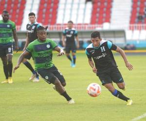 José Mario Pinto disputa el balón con un jugador del Juticalpa.