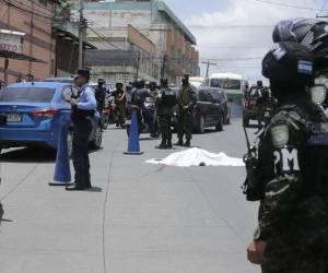 El cuerpo de Marvin Geovanny Mendoza Barrera quedó en medio de la calle. Agentes policiales y militares acordonaron la escena.