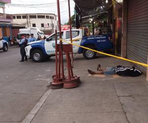 El cuerpo del hombre quedó sin vida frente a la cortina de acceso a una barbería a inmediaciones del mercado.