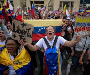 Al grito de “Libertad”, con pancartas y acompañados de su líder María Corina Machado, miles de venezolanos salieron a las calles en distintos puntos del país para rechazar la ratificación de Maduro como presidente por parte del Consejo Nacional Electoral (CNE). A continuación las imágenes de las masivas movilizaciones.