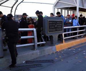 Migrantes en el puente Internacional Santa Fe, Ciudad Juárez, utilizan la aplicación ‘CBP One’ para gestionar sus solicitudes de asilo de manera más ordenada y segura.