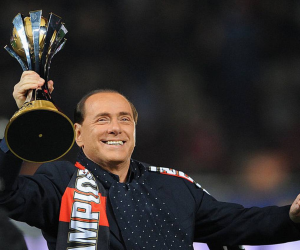 Silvio Berlusconi con el trofeo del Mundial de Clubes ganado por el Milan en 2008 .