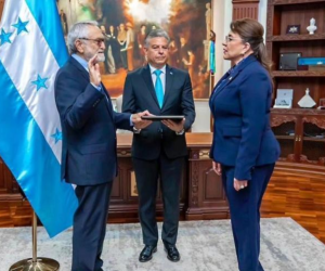 La Presidenta Xiomara Castro junto a Salvador Moncada.