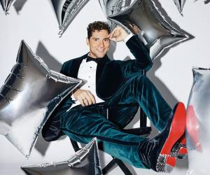 David Bisbal, una de las más perdurables estrellas globales del pop latino, se suma a la tradición musical navideña con esta pieza.