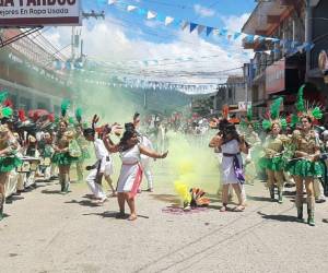 Durante su recorrido algunos colegios realizaron varios bailes.