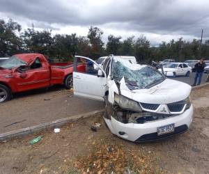 Los dos vehículos quedaron completamente destrozados tras el fuerte choque.