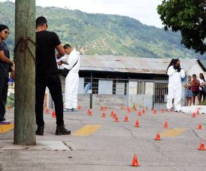 Equipos de Inspecciones Oculares de la DPI contabilizaron alrededor de 50 casquillos de armas automáticas en la escena del crimen.