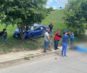 Hasta el lugar de los hechos llegaron familiares del ahora occiso y fueron los que lo identificaron mientras exigían respuestas a las autoridades.