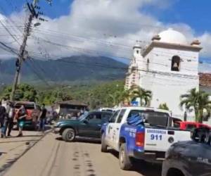 Los policías llegaron abordo de dos patrullas a las afueras de la iglesia San Francisco de Asís.