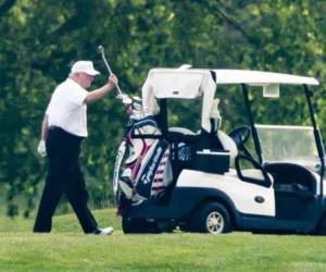 El hecho se suscitó cerca de su club de golf en West Palm Beach, Florida, en donde Trump se encontraba practicando este deporte.