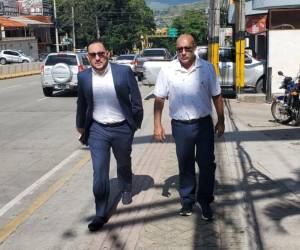 El coronel José Arita (camisa tipo polo y jeans) en el momento que ingresaba a los tribunales de justicia junto a su abogado Carlos Munguía.