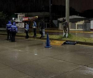 El cadáver del hombre quedó a la orilla de la calle.