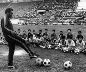 Son las imágenes en blanco y negro las que mejor capturan toda la luz y el brillo que este genio le entregó al fútbol.