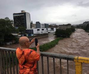 La circulación asociada al fenómeno Sara seguirá generando lluvias intermitentes en casi todo el territorio.