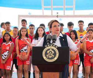 La presidenta Xiomara Castro asistió a la inauguración del polideportivo al que nombraron Ramón Díaz López, exalcalde de Catacamas