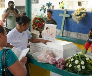 Después de morir tras ser atropellada junto a su madre en San Pedro Sula, la bebé de ocho meses, Any Monserrat Dubón Urbina, fue sepultada este martes por sus consternados familiares que exigen justicia para encontrar al responsable del fatal accidente.